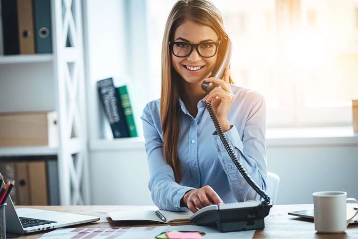 Frau am telefonieren